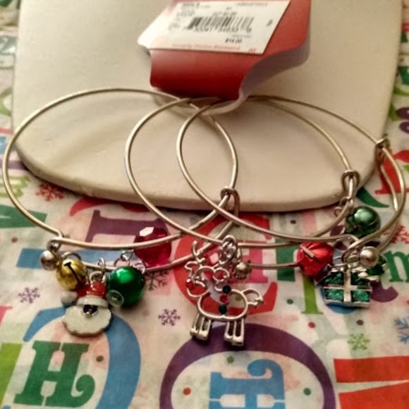 3pc SET KOHL'S Christmas Jingle Bell/Present/Reindeer/Santa Charm Bracelets**NEW - Picture 3 of 4